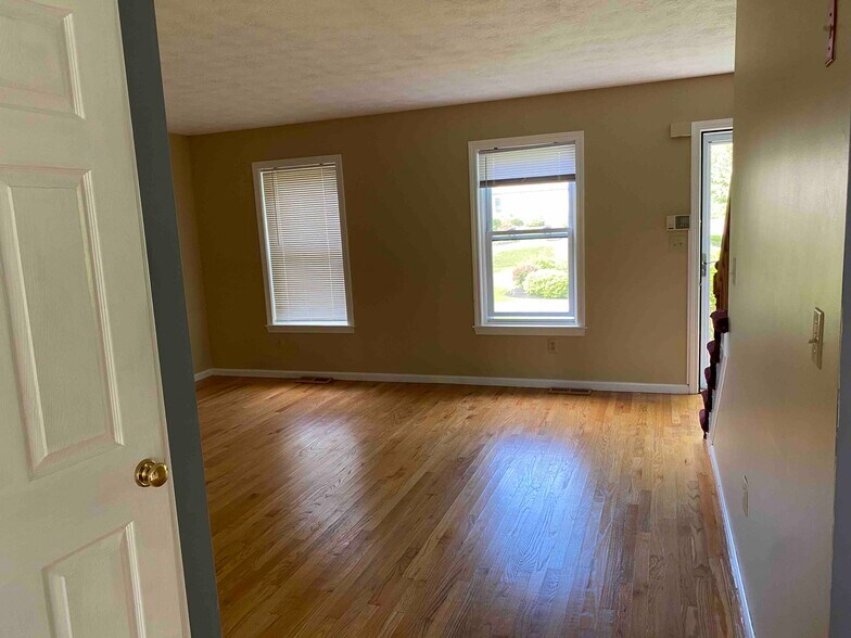 Living room, front windows - 30 Charter St