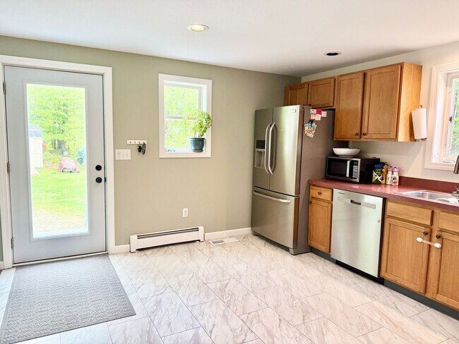 Building Photo - Sunny & Spacious 4 bedroom home