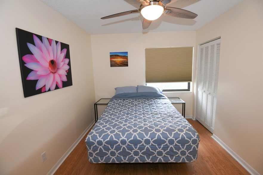 Comfortable guest bedroom. - 1201 SE Parkview Pl