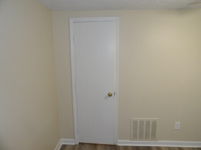 Building Photo - 307 Henry St