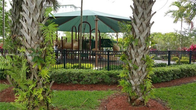 Building Photo - 2950 N Palm Aire Dr