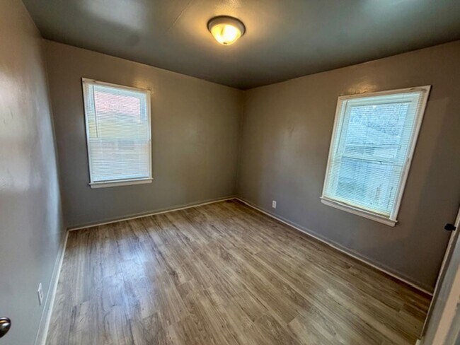 Building Photo - 3 Bedroom 1 Bath Welcome Section 8 Call 313-429-3244 Kpm Detroit