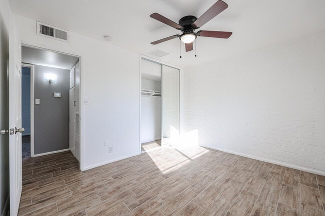 Building Photo - 11417 N Hacienda Dr