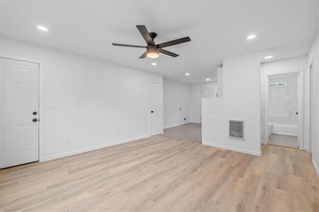 Building Photo - 608 N College Dr