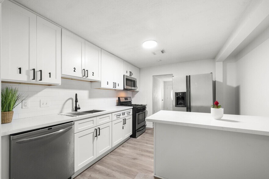 Building Photo - 4943 Culmore Dr