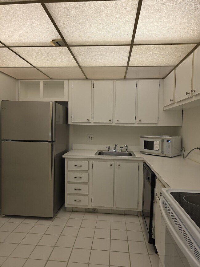 Building Photo - 470 Executive Center Dr
