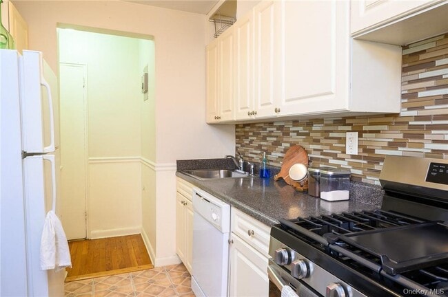 Building Photo - 4 Sadore Ln
