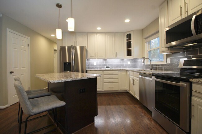Building Photo - Large 4BR/3B Brick Home