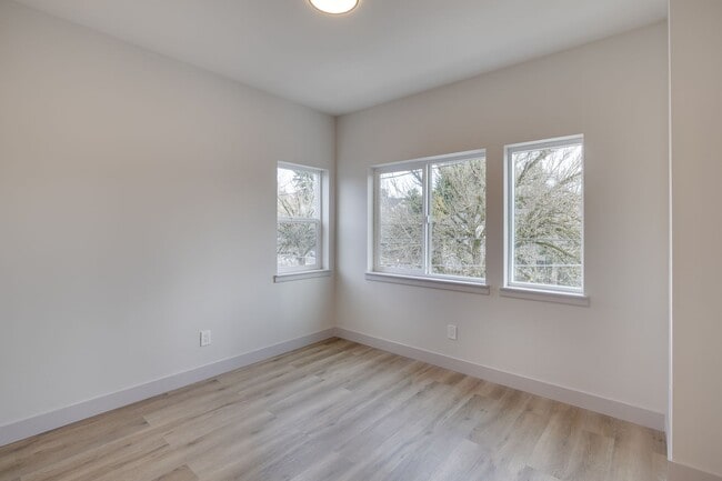 Building Photo - Beautiful 2 bed 2 bath townhouse!