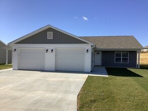 Building Photo - Highland Point Dr 888/890