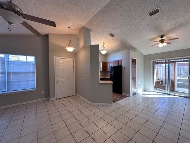 Building Photo - Charming 3/2 in Orange Park
