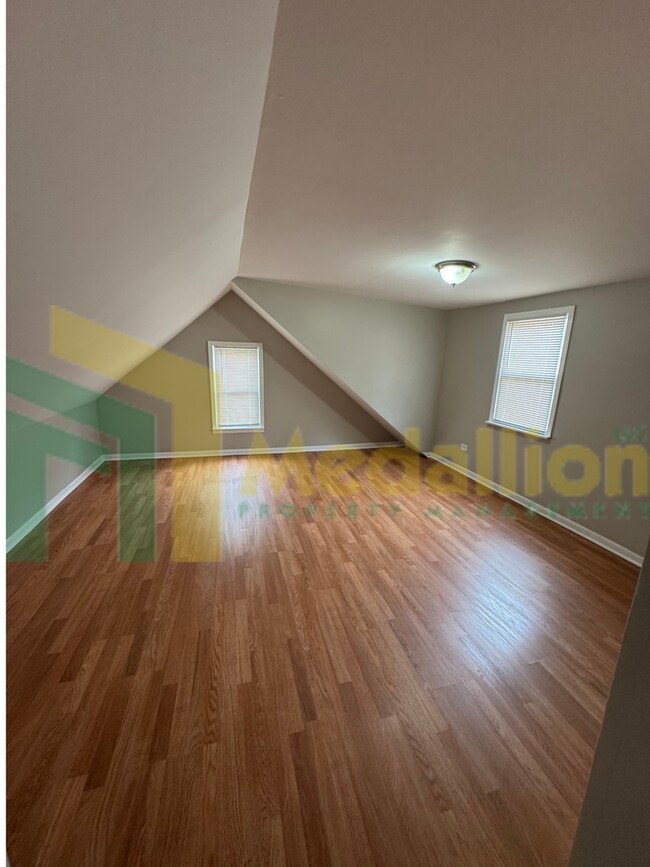Building Photo - Charming Recently Updated Home 4-5 beds wi...
