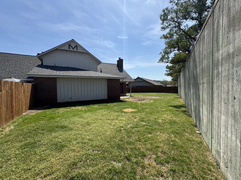 Building Photo - 7108 S Indianapolis Ave