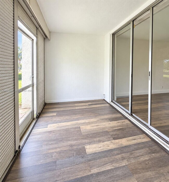 Building Photo - 9440 Poinciana Pl