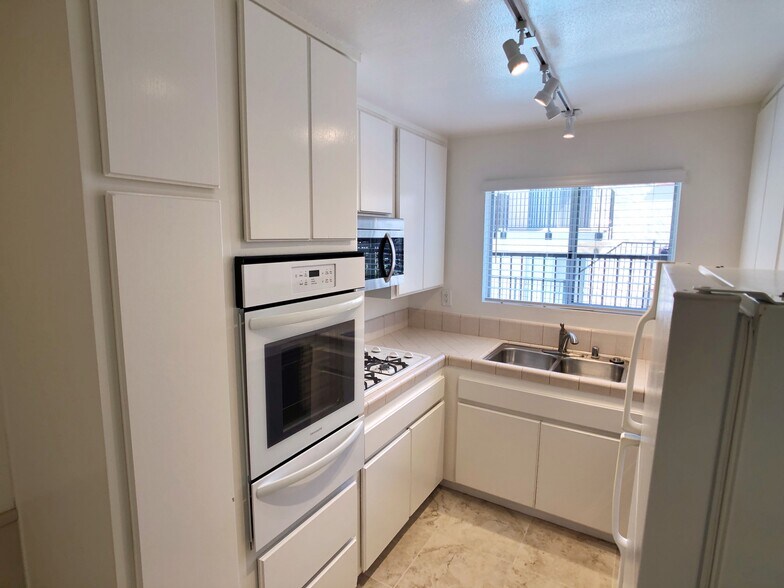 Building Photo - 3966 Cleveland Ave