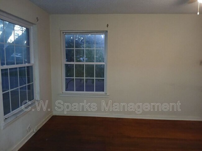 Building Photo - 3015 Avon St