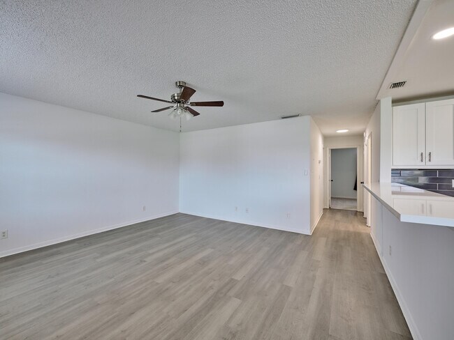 Building Photo - 227 Castlewood Dr