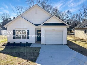 Building Photo - 3 Bed, 2 Bath Home with Garage / Pet-Friendly / Vouchers Accepted / Coming Soon!