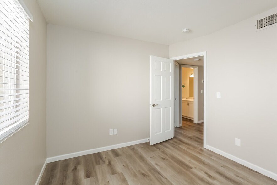 Building Photo - 1616 N Alta Mesa Dr
