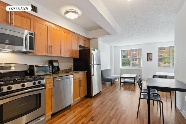 Building Photo - 516 W 47th St