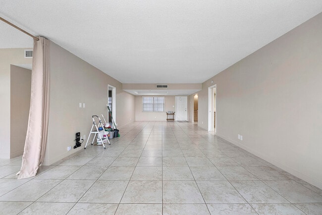 Building Photo - 3900 Oaks Clubhouse Dr