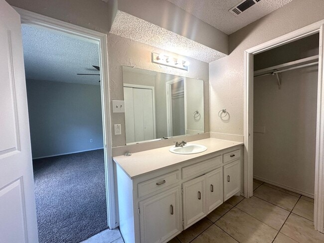Building Photo - 3bed/2Bath Available 9/10