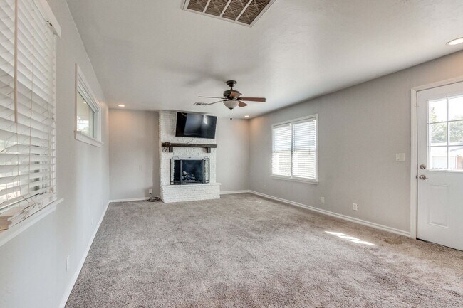 Building Photo - Charming 4-Bedroom Home in The Village – U...