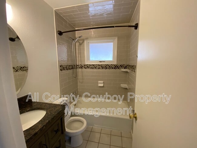 Building Photo - 1514 E Symons St