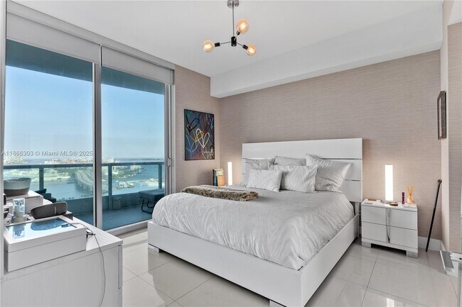 Building Photo - 900 Biscayne Blvd