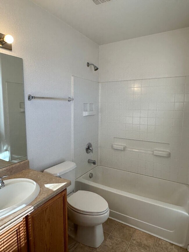 Building Photo - SPACIOUS 3BD/2.5BA TOWNHOME at THE BLUFFS ...
