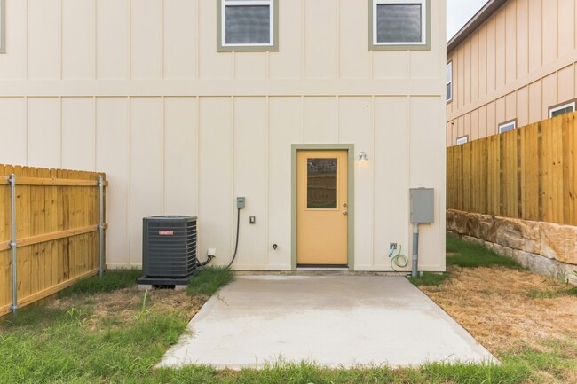 Building Photo - 120 Peruna Dr
