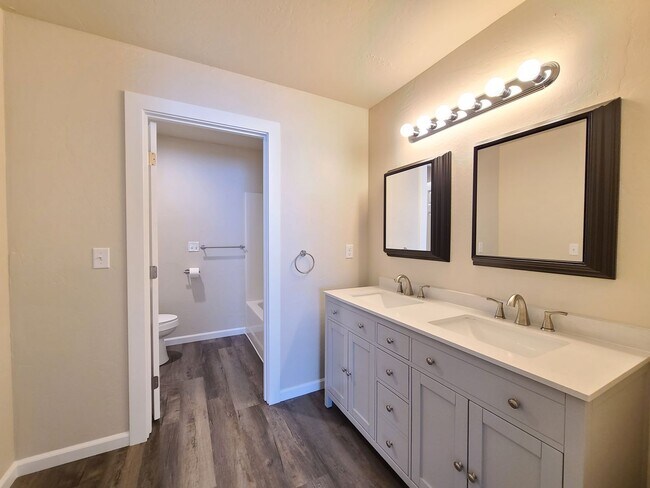 Building Photo - $2,350- 3 Bed / 2 Bath Beautiful Newer Bui...