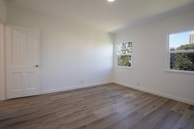 Building Photo - 1324 Devon Ave
