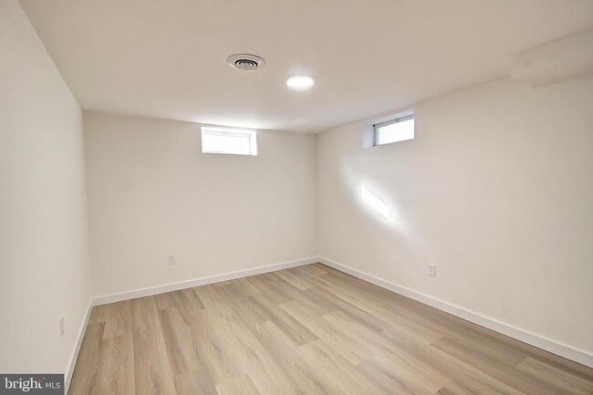 Building Photo - 915 Shawnee Dr