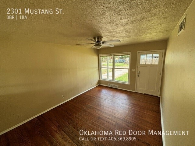 Building Photo - 2301 Mustang St