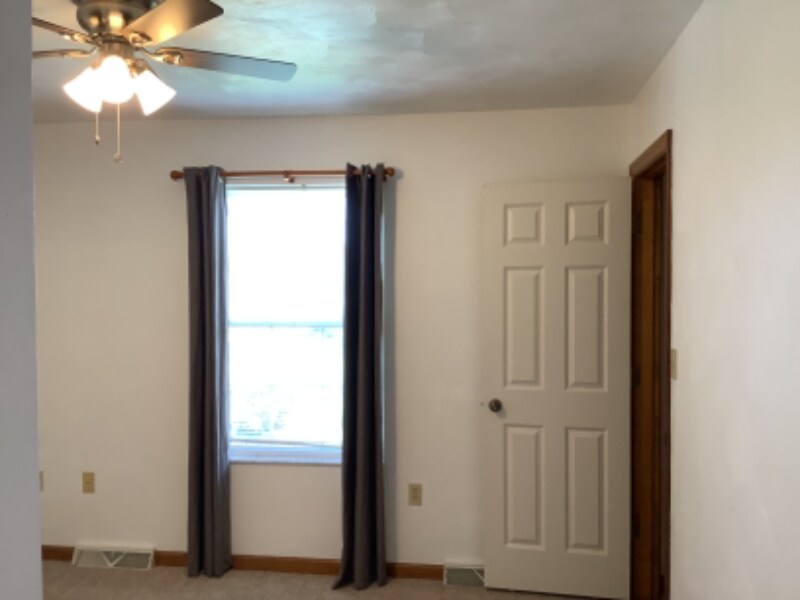 Building Photo - 604 Topper Way