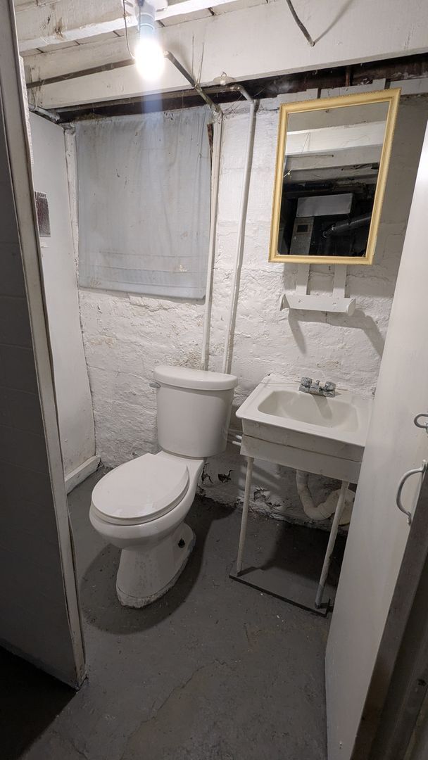 Building Photo - A charming 3-bedroom, 1.5-bathroom home located in the vibrant city of Akron