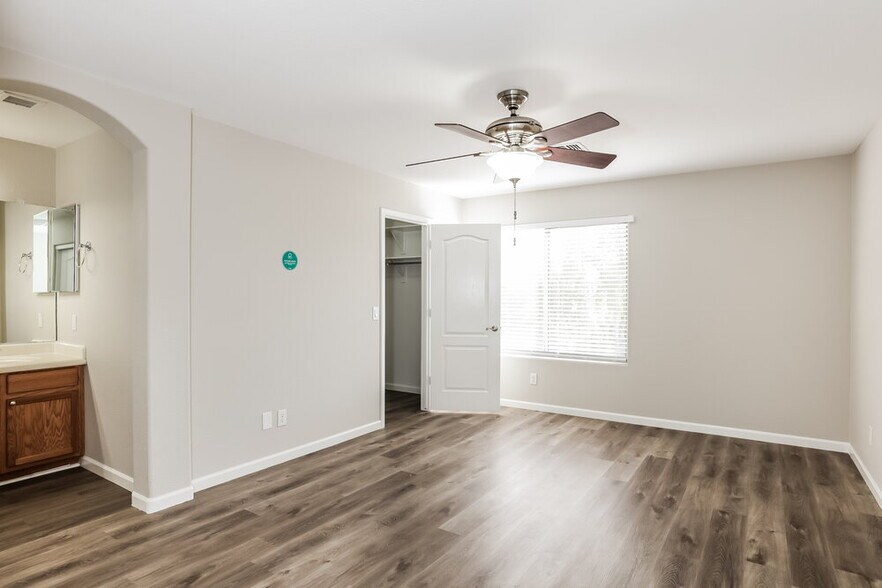 Building Photo - 2505 W Red Fox Rd