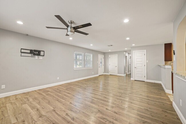 Building Photo - 5001 Canella Dr