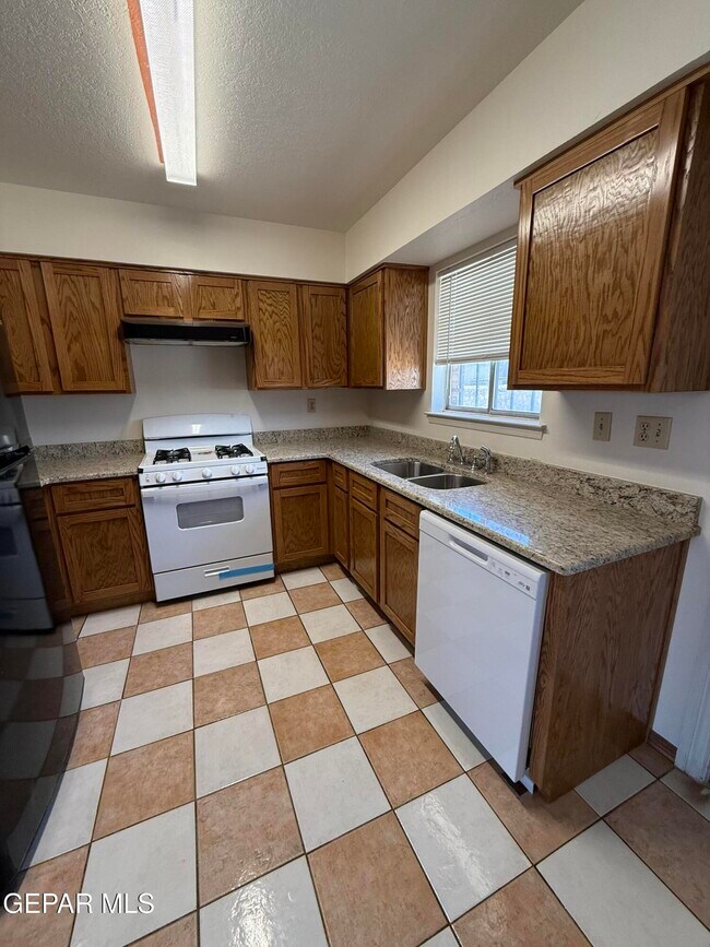 Building Photo - 8403 Villanova Dr