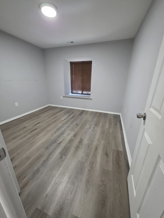 Building Photo - 122 Chelsea Cir