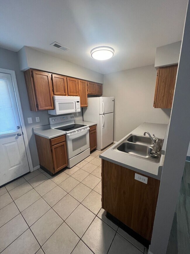 Building Photo - 645-647 W. Country Squire Ct