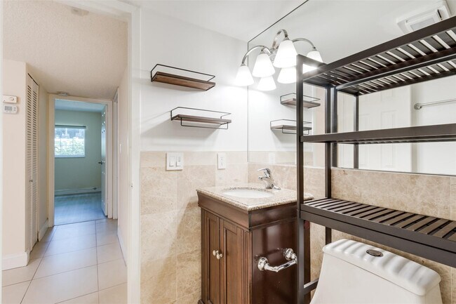 Building Photo - 3000 NE 5th Terrace