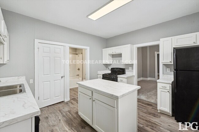 Building Photo - 365 Burger St