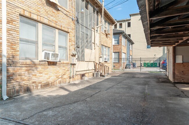 Building Photo - 405 W Clay St