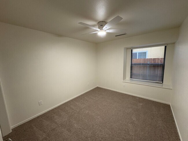 Building Photo - SW Visalia Home Available Now!