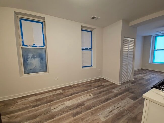 Building Photo - 2216 W 21st Pl