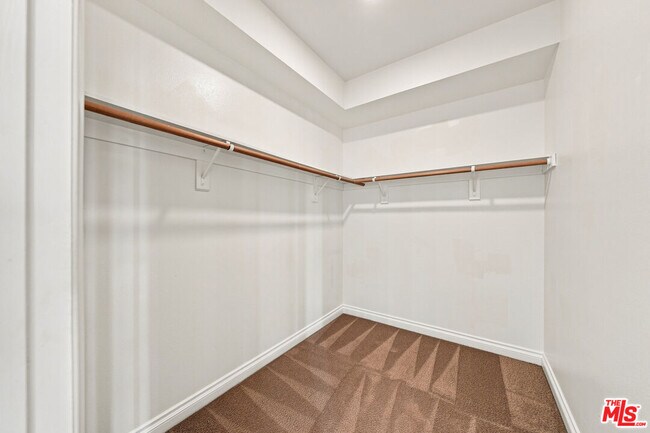 Building Photo - 956 S Wilton Pl