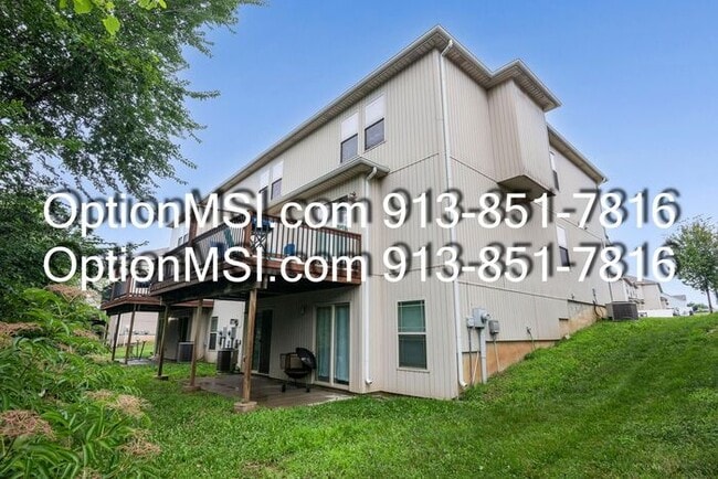 Building Photo - Townhome available in Piper schools