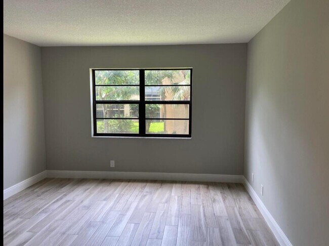 Building Photo - 4700 Lucerne Lakes Blvd W